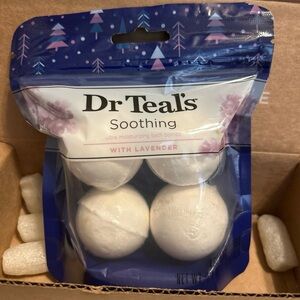 Dr Teal's Soothing Ultra Moisturizing Bath Bombs with Lavender 4ct relax
